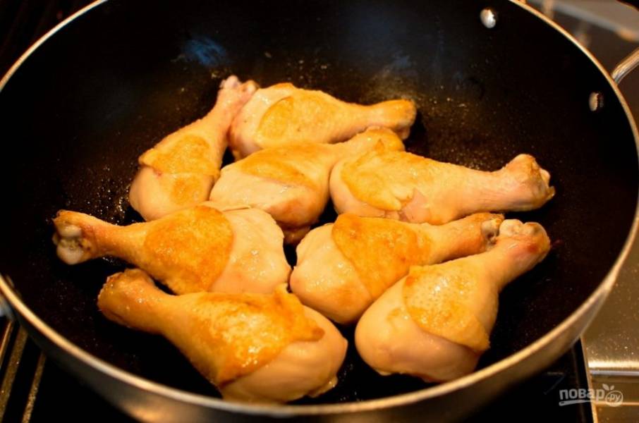 3.	В сковороде разогрейте рапсовое масло, выложите куриные ножки и обжарьте их со всех сторон до золотистой корочки. 