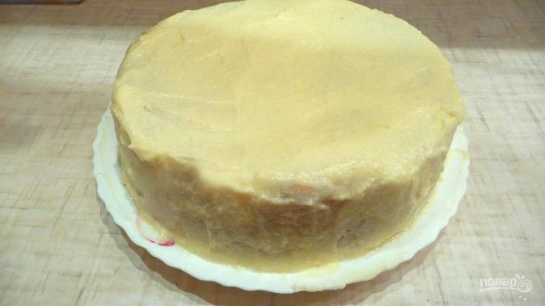 Накройте вторым коржом и смажьте полностью торт. В таком виде отправьте торт пропитываться в холодильник на несколько часов, а лучше на ночь.