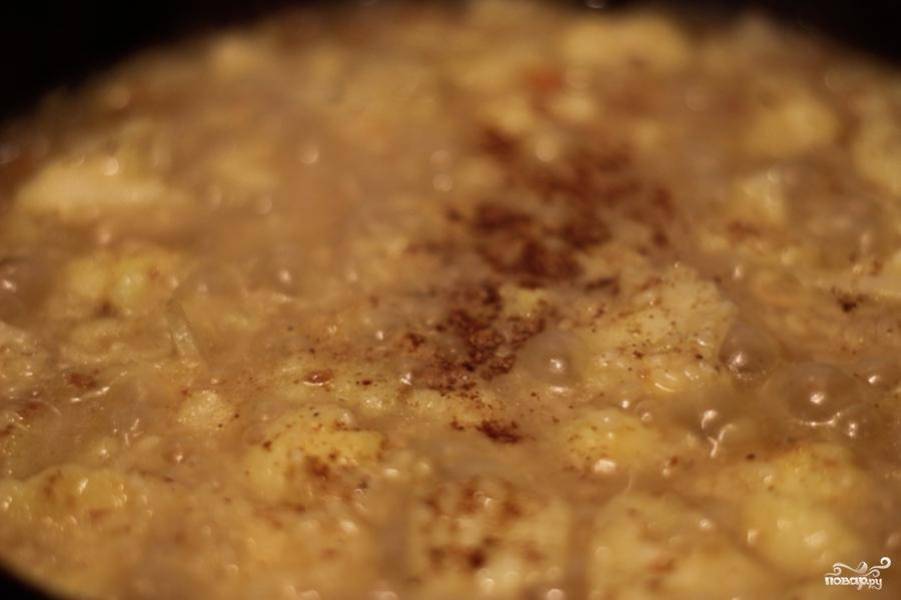 Через минут 15, когда рис уже хорошенько набухнет, добавить молотый мускатный орех, перемешать и снова накрыть крышкой.