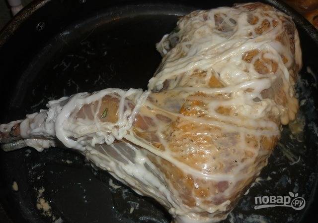 Когда тушка фазана хорошенько промаринуется, оберните ее в несколько слоев в свиную нутряную жировую сетку. 