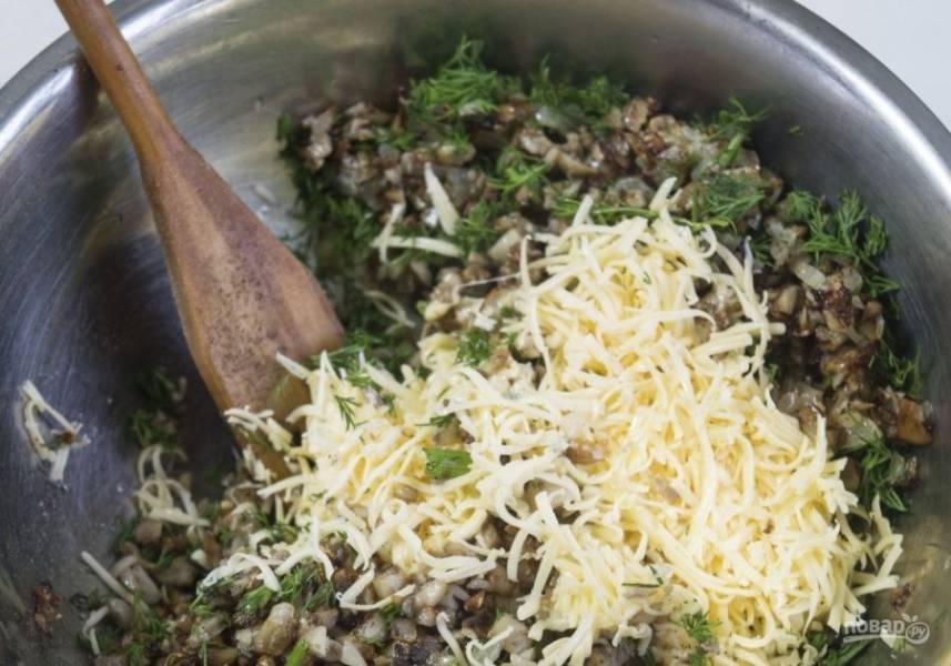5. В готовую начинку добавьте сыр и нашинкованную зелень. Теперь можно начинять грибы.