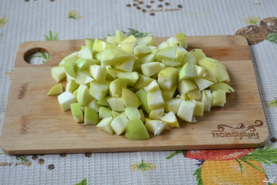 Яблоки разрежьте на четыре части каждое. Удалите середину с семечками. Нарежьте достаточно крупными кубиками.