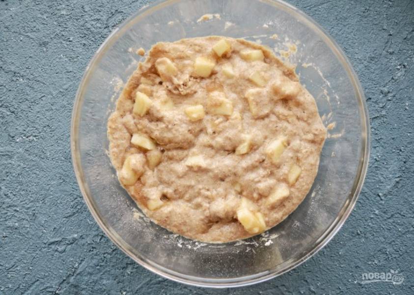 
Соедините влажную смесь с сухой, перемешайте до однородного состояния. Добавьте в тесто 3/4 яблочной начинки. 