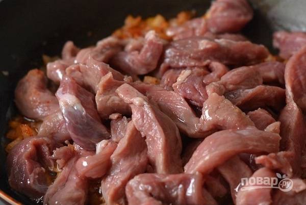 5. Выложите мясо и обжаривайте минут 5, помешивая.