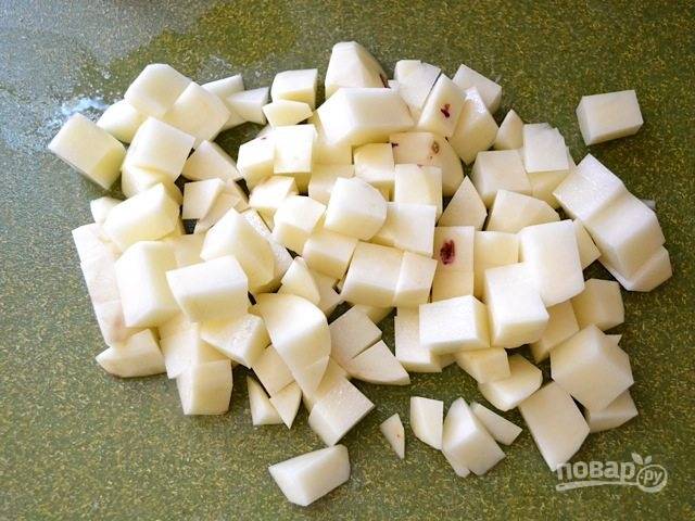 7.	Почистите картофель и нарежьте его кубиками по 2-2,5 см.