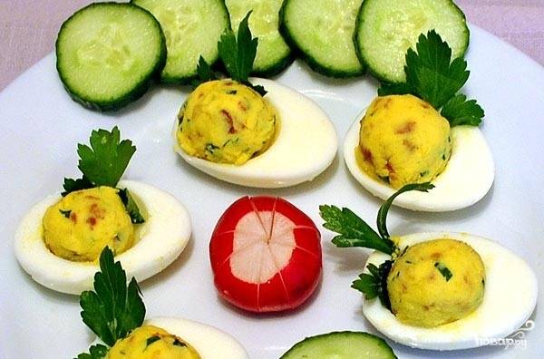 5. Начиняем белки яиц получившейся начинкой. При желании, можно украсить зеленью. Приятного аппетита!