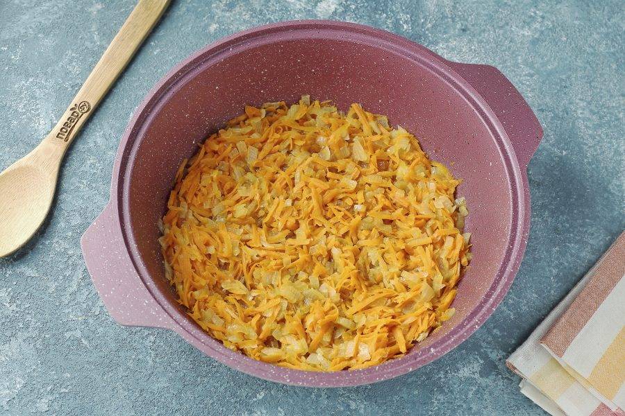Возьмите высокую сковороду с толстым дном, налейте масло, выложите тёртую морковь и нарезанный кубиками лук. Овощи посолите и обжарьте до мягкости.