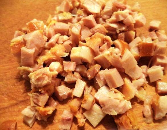 Копченую курицу нарежьте кубиками.