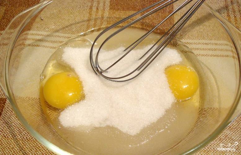 Сперва в мисочку вбейте яйца, добавьте сахар и соль. Всё тщательно взбейте. 