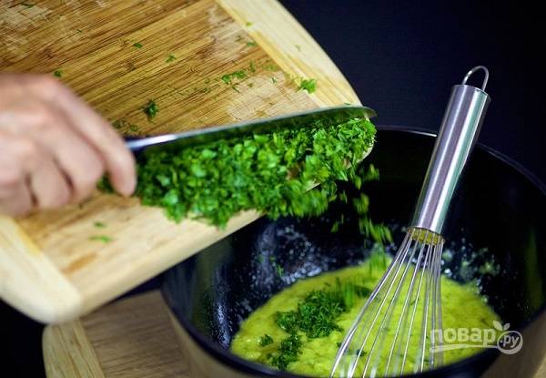 6. Вымойте, обсушите и измельчите зелень (в данном случае пополам укроп с петрушкой), добавьте в тесто. 