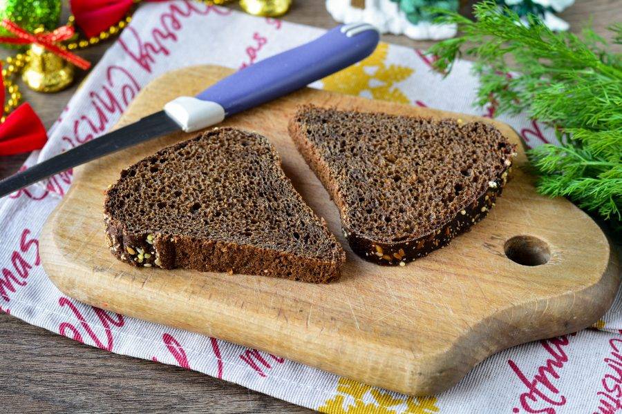 Нарежьте черный хлеб на кусочки средней толщины.