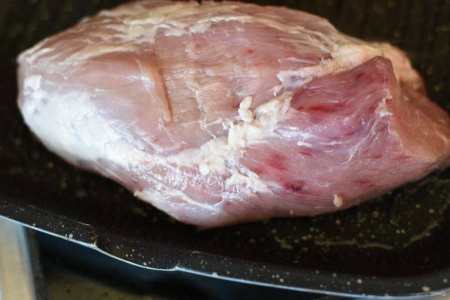 Свинину ополосните ледяной водой и хорошо обсушите. Разогрейте сковороду-гриль и обжарьте мясо со всех сторон до румяной корочки.

