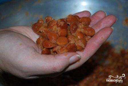 Протираем, пока не останутся косточки и кожица. Их выбрасываем.
