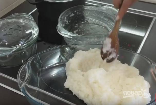 3. Когда рис настоялся 15 минут, вылейте в него уксус, перемешайте. Выложите рис в большую емкость для остывания, накройте влажным полотенцем.