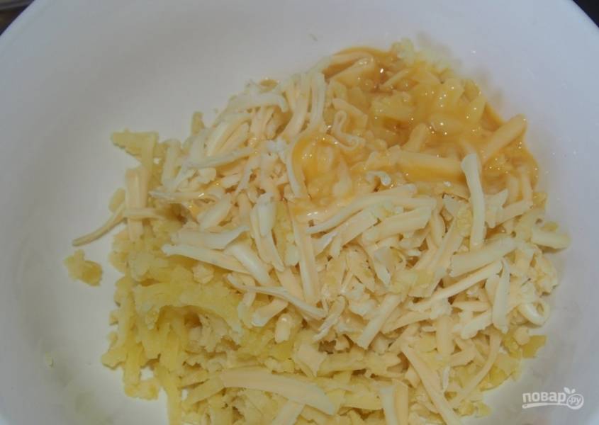 К картофелю с сыром вбейте одно яйцо.