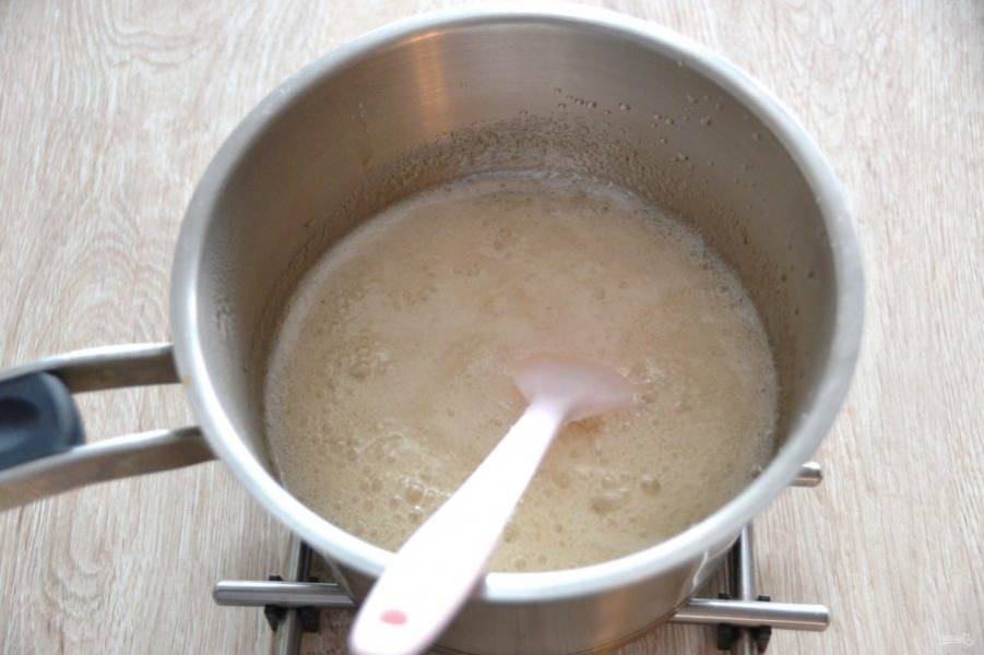 Снимите сахарный сироп с агар-агаром с плиты, дайте пузырькам "успокоиться" и струйкой влейте к белковой массе, не переставая взбивать. 