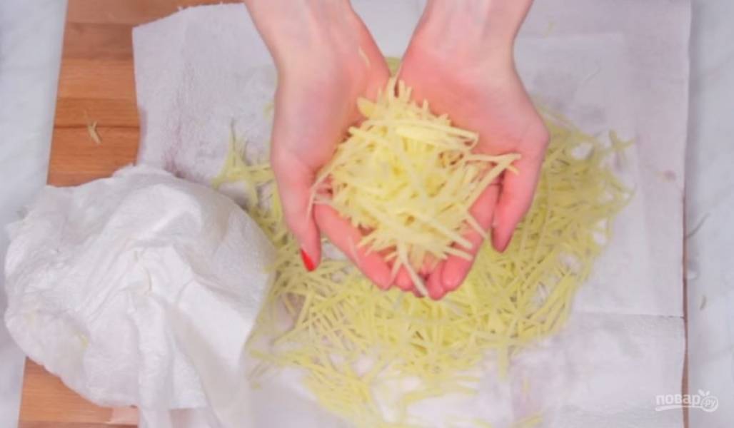 2. Слейте картофель и промойте через сито или дуршлаг. Затем выложите его на бумажное полотенце и хорошо промокните излишнюю влагу. 