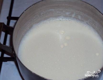 Не переставая взбивать, вливаем в смесь тонкой струйкой теплое молоко.