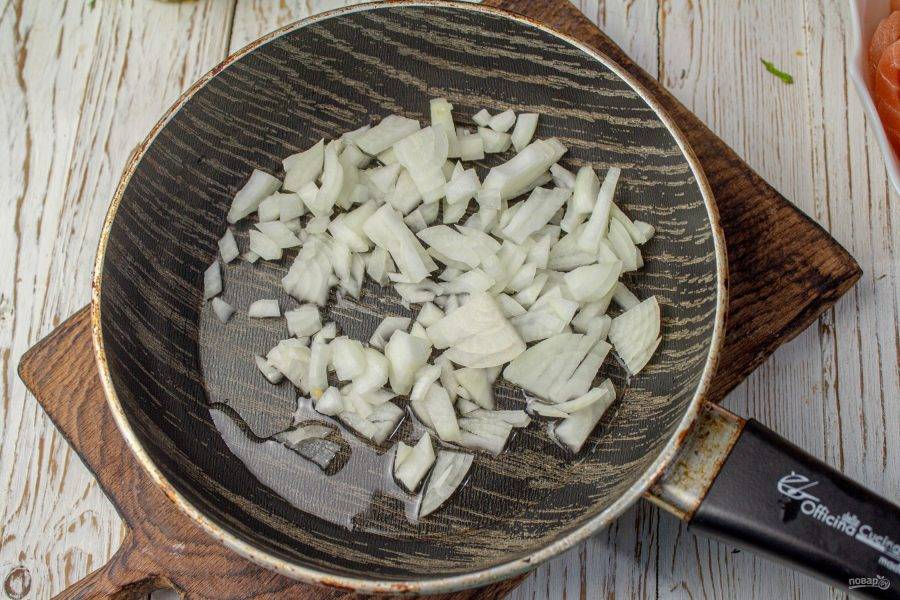 В сковороде на оливковом масле обжарьте до мягкости мелко нарезанный лук.