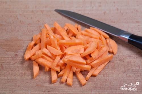 Оставшуюся морковь почистите, помойте и нашинкуйте брусочками.