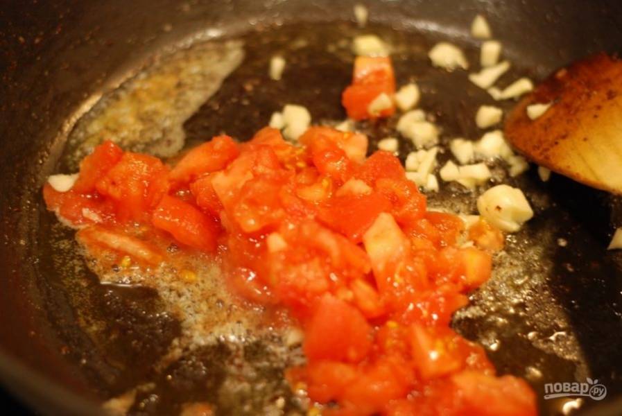 3. Выложите готовые овощи на тарелку.
В третьем подходе, на той же сковороде, в сливочном масле обжарьте нарезанные помидоры и чеснок. Тушите помидоры в течение 5-6 минут, после чего по вкусу добавьте соль и перец.