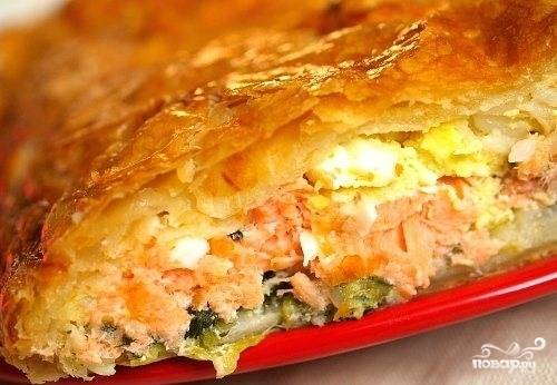 Пирог с рыбой из слоеного теста — рецепты с пошаговыми фото и видео