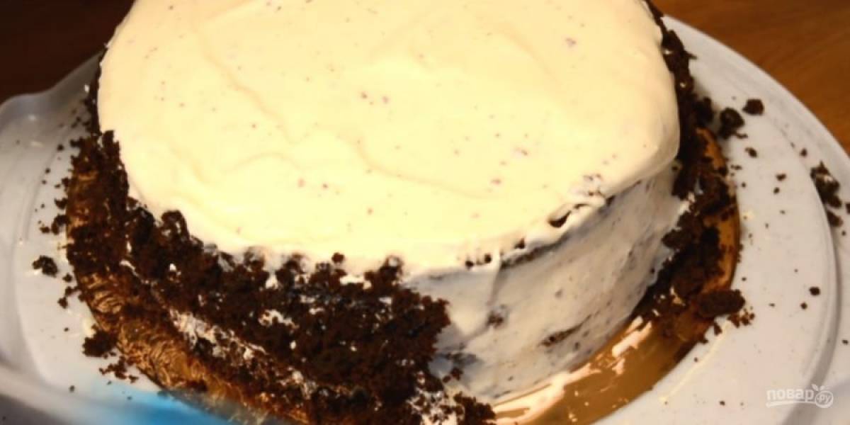 5. Смажьте коржи кремом, выкладывая на крем вишню. Бока торта также смажьте кремом и украсьте торт вишней и крошкой из бисквита. Отправьте торт в холодильник на 5-6 часов. Приятного аппетита!