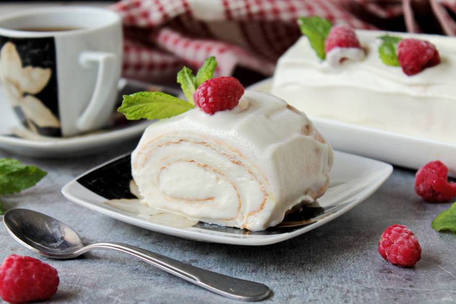Бисквитный рулет с творожным кремом и ягодами – лучше чем торт