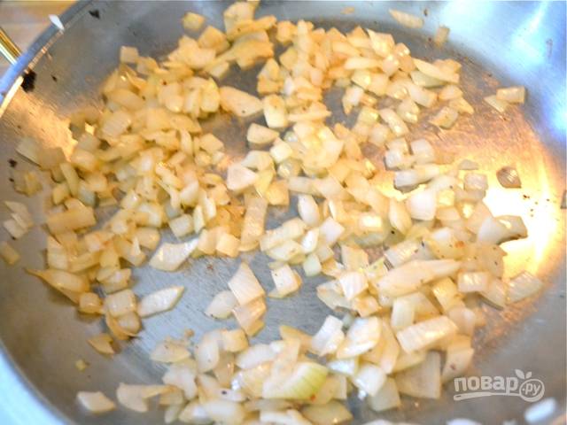 8.	Приготовьте соус: почистите и порежьте небольшими кубиками лук, добавьте его в сковороду с маслом после шариков и готовьте, пока лук не станет полупрозрачный.