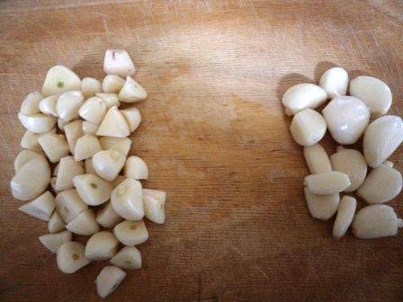3. В данный рецепт приготовления капусты на зиму кусочками используется чеснок, примерно 3-4 зубчика на каждую банку. Очистите его и слегка измельчите. 