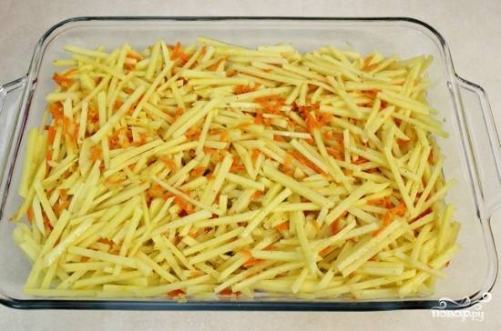 Добавить морковь и лук к картофелю. Смешать соль с перцем и куриной приправой, используя тимьян. Выложите это все в форму для запекания.