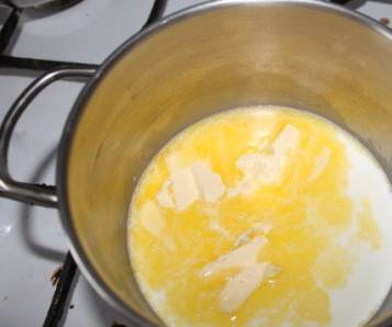 1. Молоко и сливочное масло выкладываем в кастрюлю, доводим до кипения и растворения масла. Затем сразу насыпаем муку и быстро замешиваем тесто. 