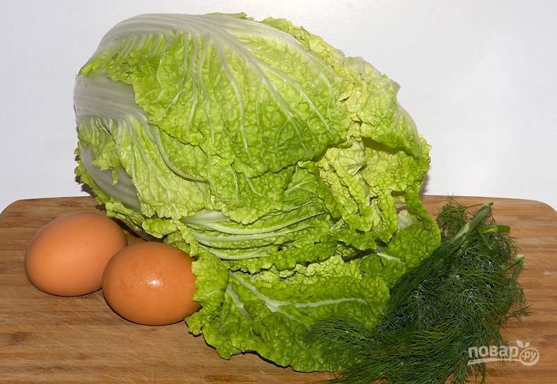 1. Промойте зелень и капусту. Сварите яйца вкрутую.