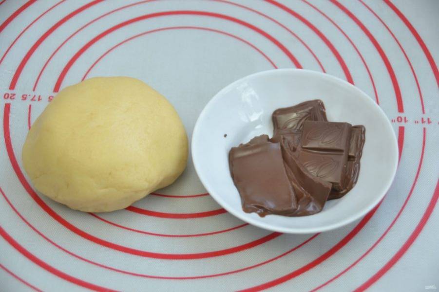 Растопите в микроволновой печи короткими импульсами поочередно шоколад и вмешайте его в каждую из частей.