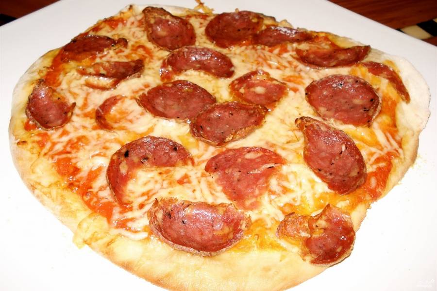 Пицца с помидорами и салями