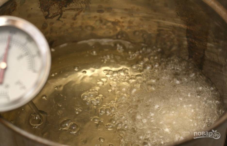 6. В отдельной емкости нагреваем растительное масло и отправляем жариться наши "колобки" из риса.