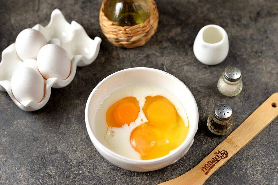 Сразу же взбейте яйца с молоком, смесь чуть посолите и поперчите.
