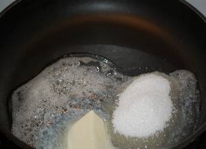 На сковороде растопить масло и сахар.