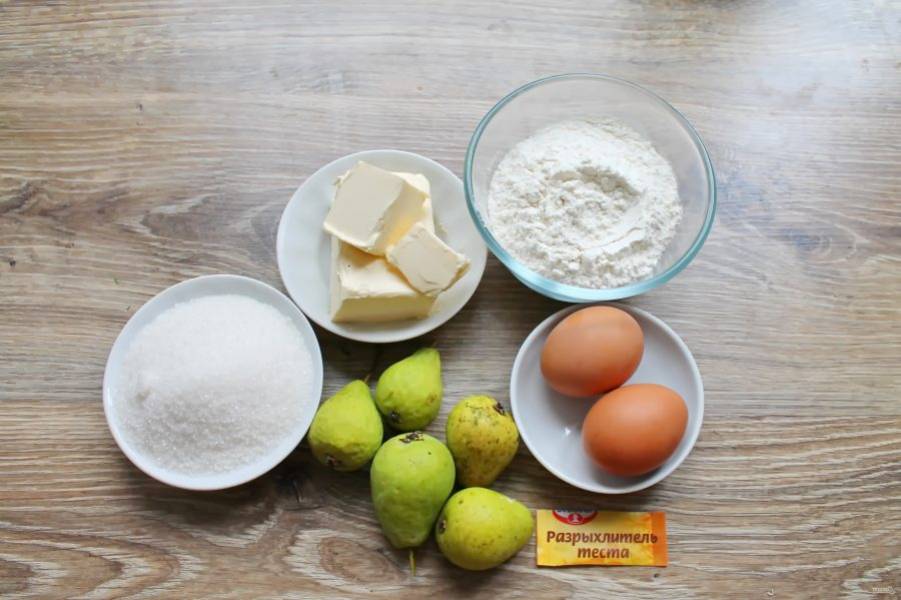 Подготовьте все необходимые ингредиенты для приготовления датского пирога с грушами. Груши вымойте и обсушите. Масло достаньте заранее, оно должно быть мягким.