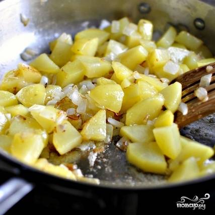 Вариант 1: Классическая жареная картошка с мясом индейки на сковороде