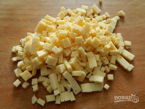 3. Сыр нарезаем мелкими кубиками.