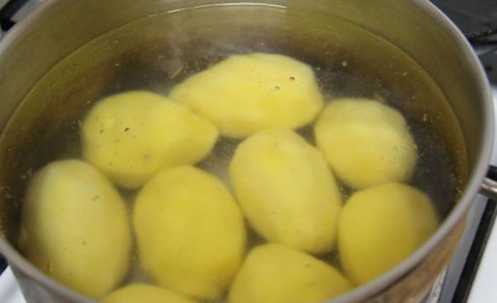 Картофель чистим, моем и режем. Варим до полу-готовности в кипящей воде, примерно 5-7 минут.