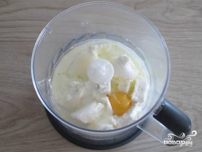 2.	В чашу блендера (можно вымешивать ложкой в миске) добавляем творог (лучше его заранее перетереть), сахар, растительное масло, молоко и яйца.