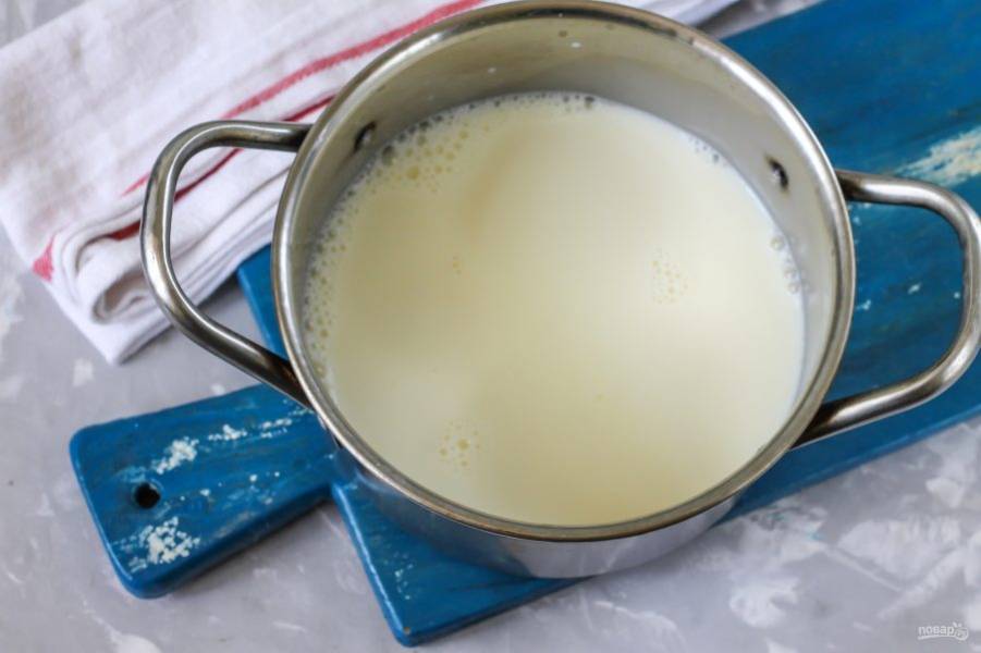 Молоко любой жирности и любого сорта перелейте в ковш или кастрюлю, поместите на плиту и прогрейте на умеренном нагреве примерно до 60-70 градусов. Оно не должно быть кипящим, иначе при его заливке в инжирном пюре пропадут все витамины. Выключите нагрев.
