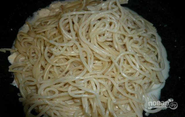 4. Выкладываю отваренные спагетти в сотейник к сырному соусу, перемешиваю. 