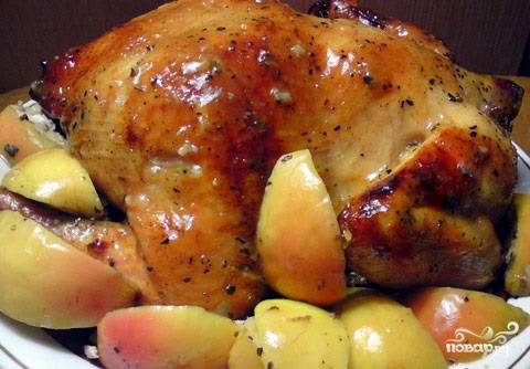 Курица, фаршированная яблоками, в духовке