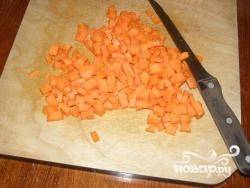 Морковь чистим, нарезаем четвертькольцами или мелкой соломкой, кому как больше нравится. Главное - мелко.