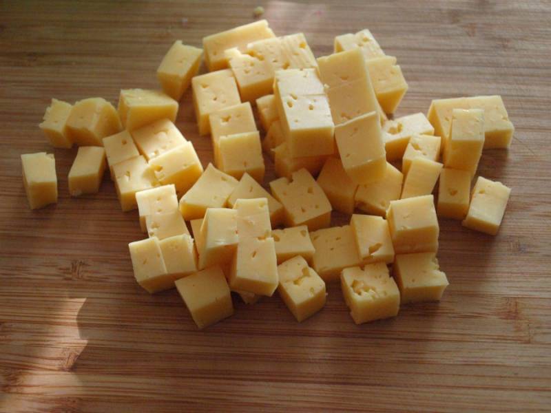 Сыр порежьте кубиками.