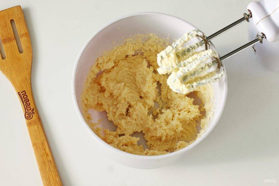 Мягкое масло взбейте с сахаром и ванилином.