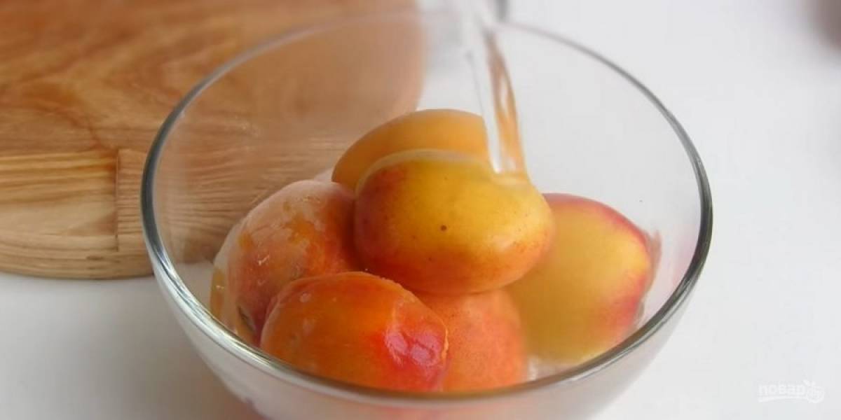 1. Персики разрежьте пополам, уберите косточку и залейте кипятком на 1 минут. Слейте воду и снимите кожуру с персиков. Нарежьте их дольками. Мягкое сливочное масло взбейте миксером с сахаром. 